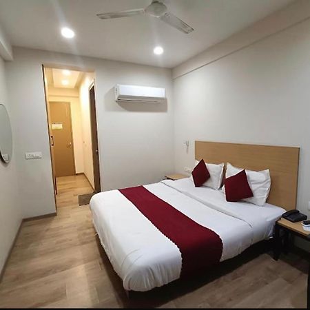 Azure Hotels And Suites Near Medanta Hospital Medicity Sector 47,Sohna Road Gurgaon Bagian luar foto