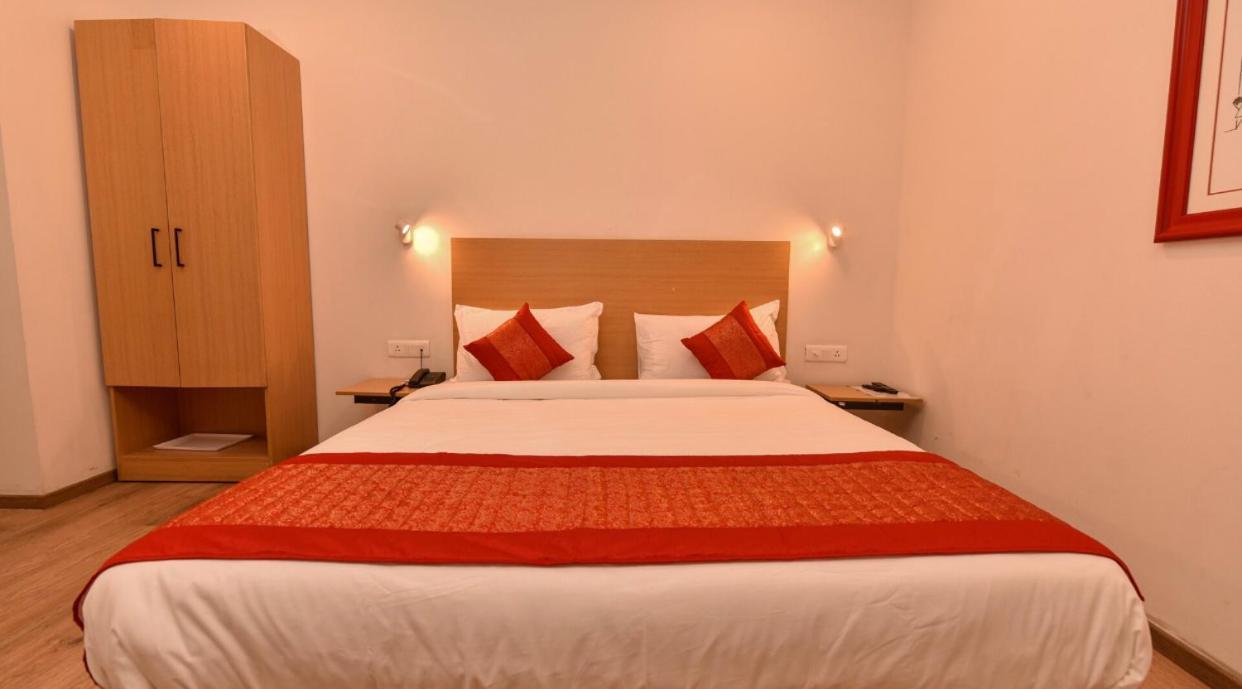 Azure Hotels And Suites Near Medanta Hospital Medicity Sector 47,Sohna Road Gurgaon Bagian luar foto