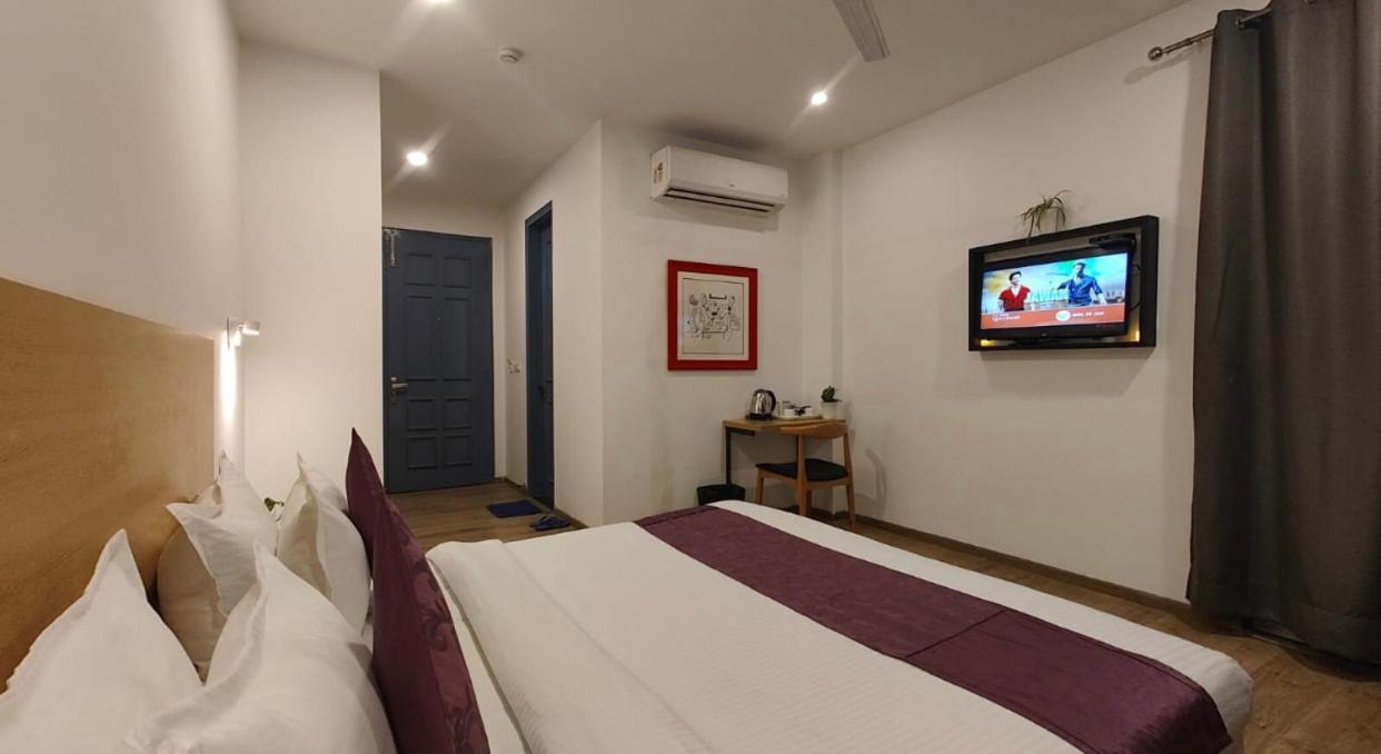 Azure Hotels And Suites Near Medanta Hospital Medicity Sector 47,Sohna Road Gurgaon Bagian luar foto