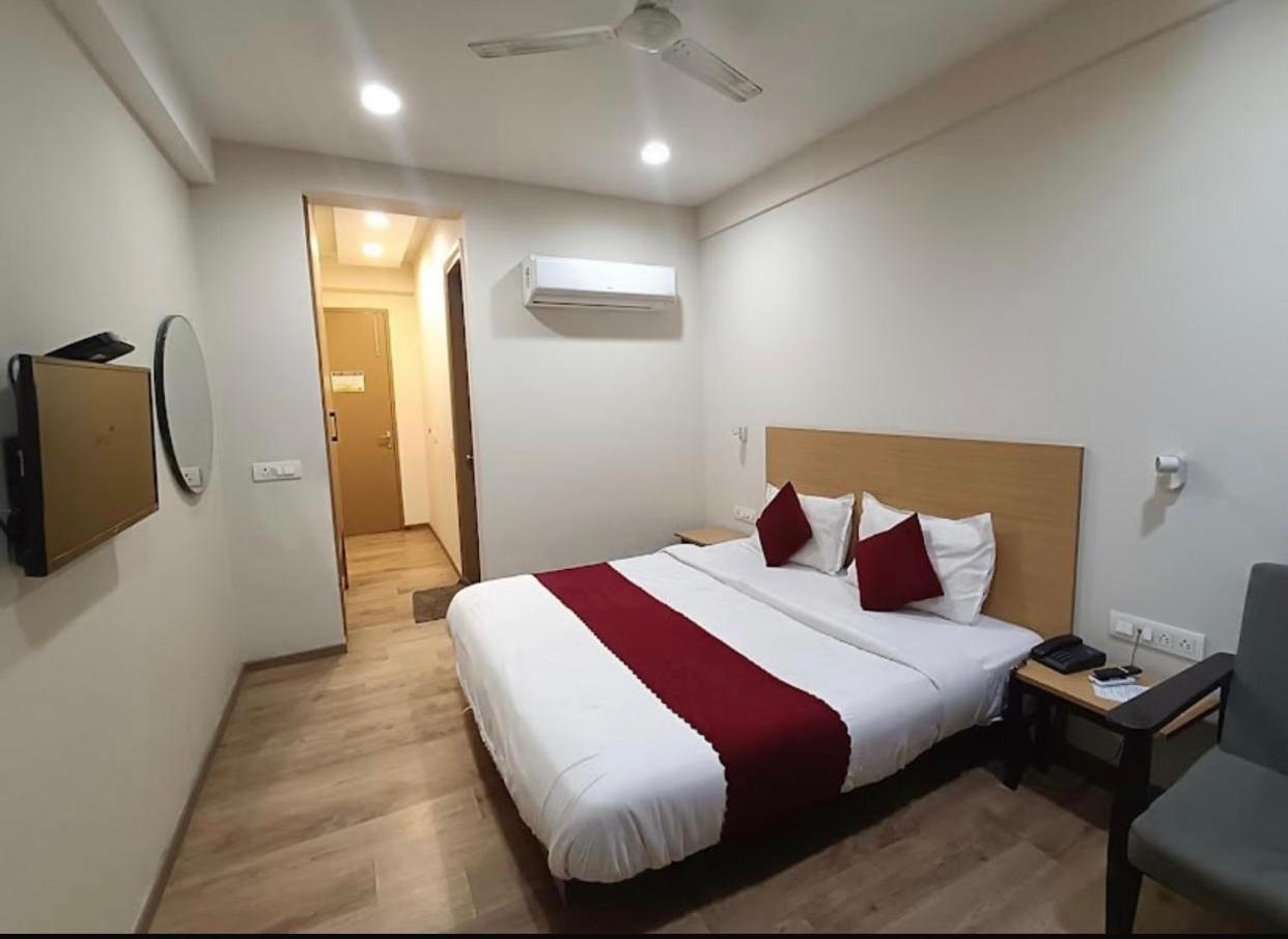 Azure Hotels And Suites Near Medanta Hospital Medicity Sector 47,Sohna Road Gurgaon Bagian luar foto